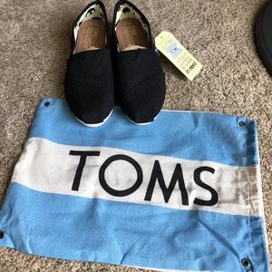 NWT Women’s 7.5 Black Toms